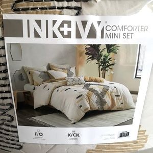 Ink + Ivy Comforter set, California King size, NEW!!!